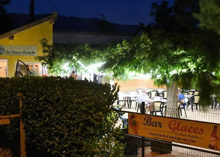 Avec Terrasse - 4 Pers. - Api-1-52-2142 Campsite